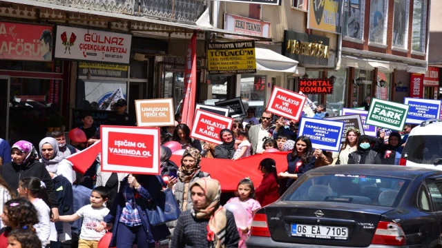 Engelli çocuklardan farkındalık yürüyüşü