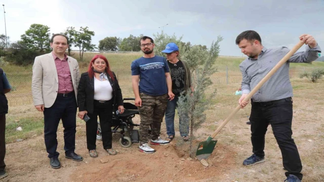 Engelli vatandaşlar ’Benim de bir ağacım var’ projesi çerçevesinde fidan dikti