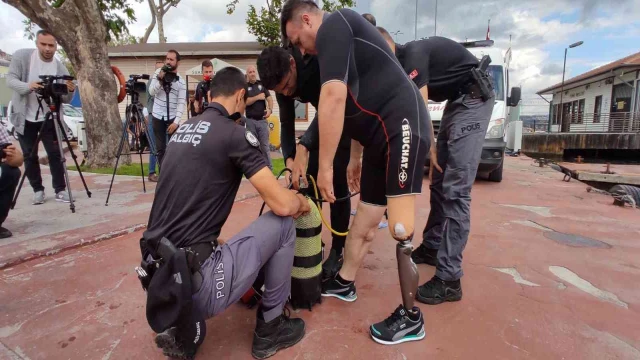 Engelli vatandaşlar, polis dalgıçlarla Haliç’e daldı, çöp topladı