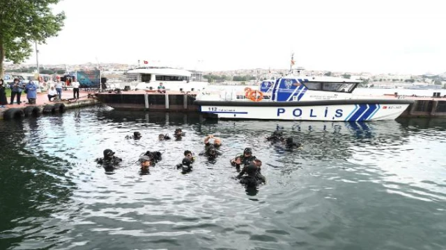 Engelliler Haliç’te tüplü dalış yaparak denizi temizledi