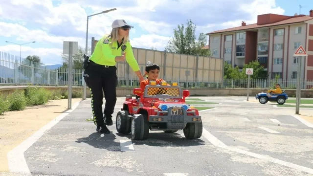 Erzincan’da minik öğrenciler trafik dedektifi oldu