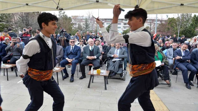 Erzurum’da özel bireyler tarafından uçurtmalar gökyüzüne bırakıldı