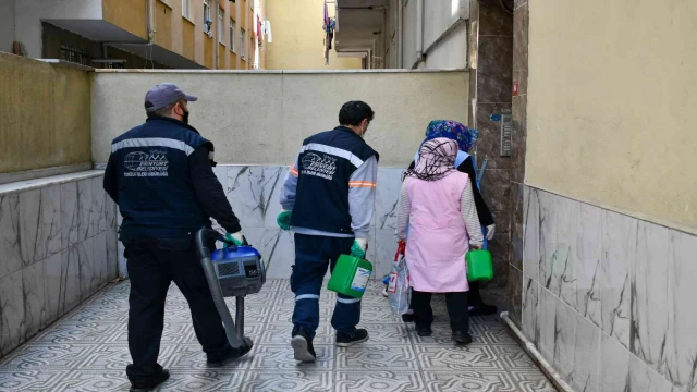 Esenyurt Belediyesi’nden ‘evde temizlik’ hizmetiyle ihtiyaç sahiplerine destek