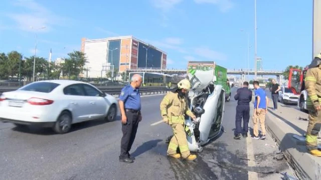  Esenyurt’ta aydınlatma direğine çarpan otomobil yan devrildi