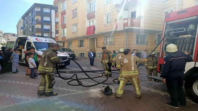 Esenyurt’ta çıkan yangında can pazarı: Binada mahsur kalanlar böyle kurtarıldı