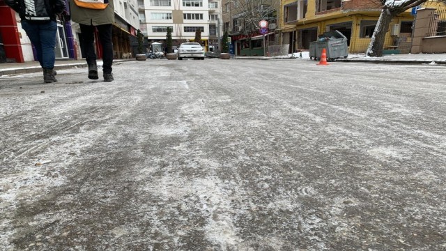 Eskişehir’de ara sokaklar ve kaldırımlar buz pistine döndü