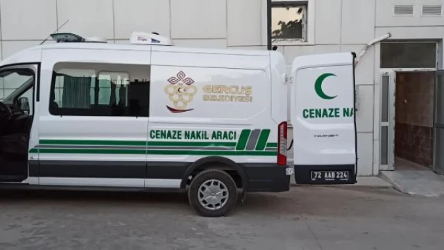 Evde ölü bulundu, 3 gündür aç ve susuz yatalak kız kardeşini yakınları aldı