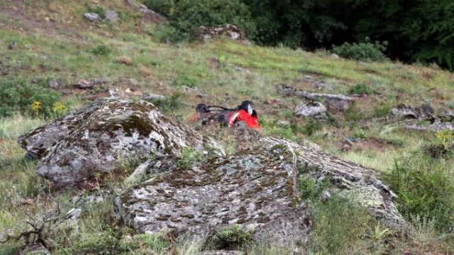 Evlilik yıl dönümlerinde bozulan araçlarını iterken, uçuruma düşürdüler