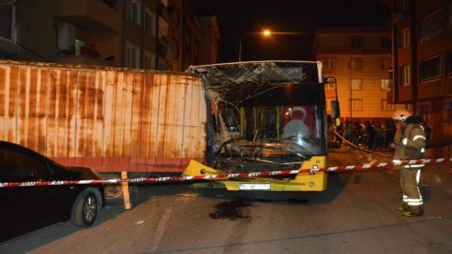 Eyüp’te İETT otobüsü 17 araca çarptı. Kamyona çarparak duran otobüsün şoförü kayıplara karıştı