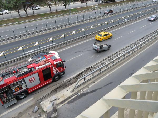 Kadıköy'de bariyere çarpan otomobil takla attı