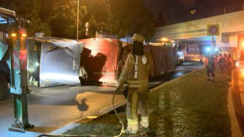 Bakırköy'de Marmaray üst geçidine çarpan TIR devrildi: 1 yaralı