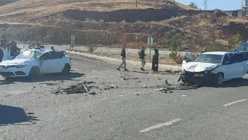 Elazığ'da, iki otomobil kavşakta çarpıştı: 7 yaralı