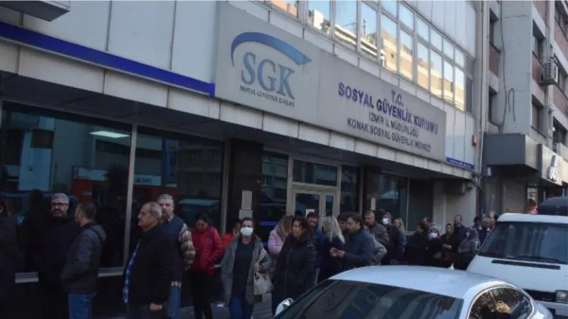 İzmir'de SGK önünde EYT yoğunluğu