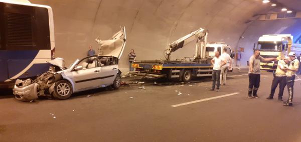 Ankara'da otomobil, belediye otobüsü ve hafriyat kamyonunun karıştığı kazada; 3 yaralı