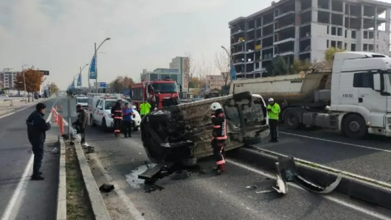 Refüje çarpıp, devrilen araçta 2 kişi yaralandı; kaza kamerada