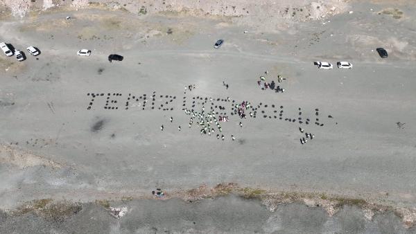 Van Gölü sahilinde 20 ton çöp toplandı