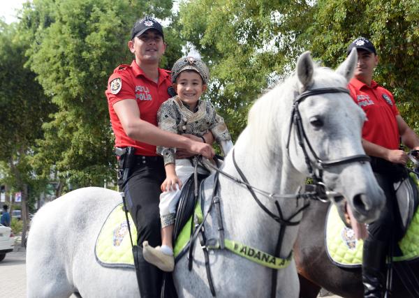 Şehit polisin oğlu sünnet törenine babasının adını verildiği zırhlı araçla geldi