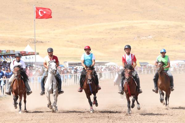 Erzurum'da 'rahvan at' heyecanı; kadınlardan büyük ilgi