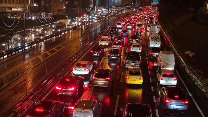 Yağmur İstanbul'da trafiği felç etti