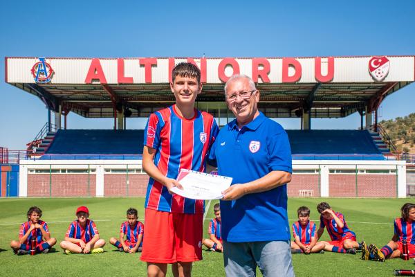 Altınordu Başkanı Özkan'dan genç futbolcu adaylarına; Burası otel değil