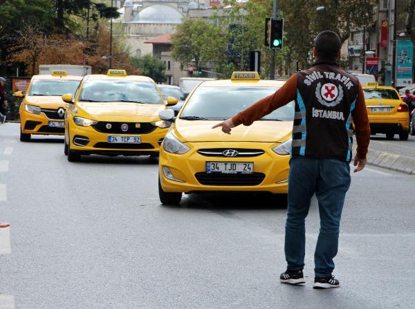 Taksi denetiminde müşteri seçen şoförler nedeniyle yürümek zorunda kaldı