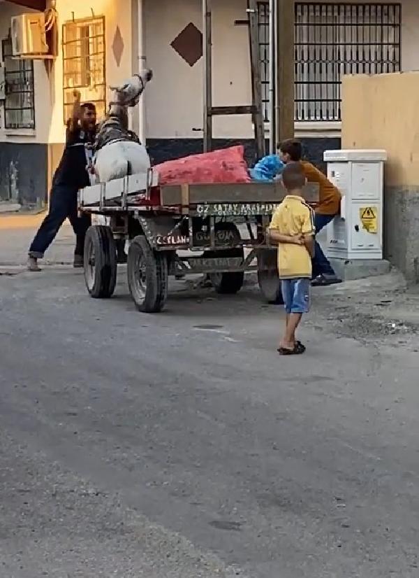 Çocukların gözü önünde ilerlemeyen atı yumrukladı