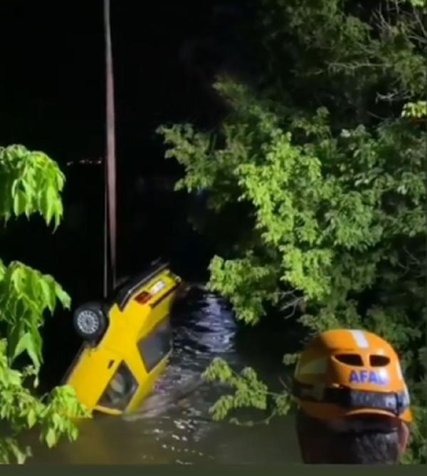 Otomobille uçtuğu sulama kanalında boğuldu