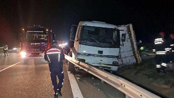 Lastiği patlayan kamyonun kasası devrildi