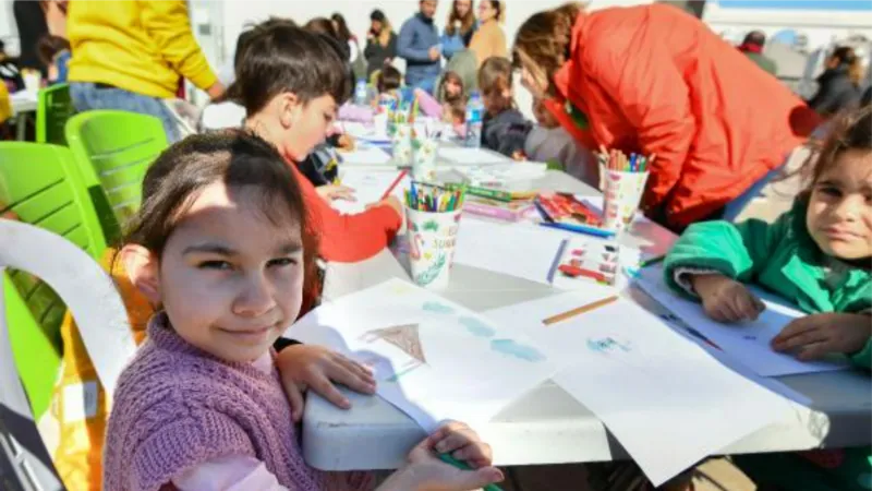 Depremzede çocuklar rengarenk kalemlerle sağlam 'ev' çizdi