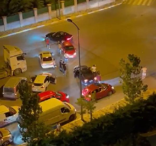 Sultanbeyli'de drift yaptılar; polisi gelince ters yönden kaçtılar