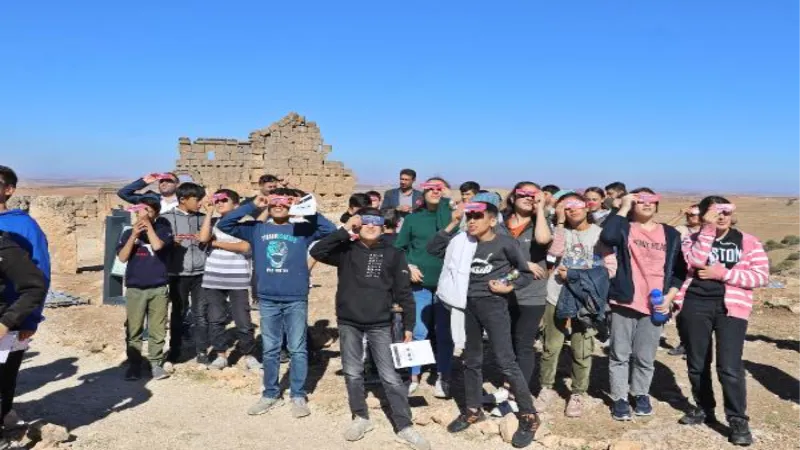 Güneş tutulmasını tarihi Zerzevan Kalesi’nden izlediler