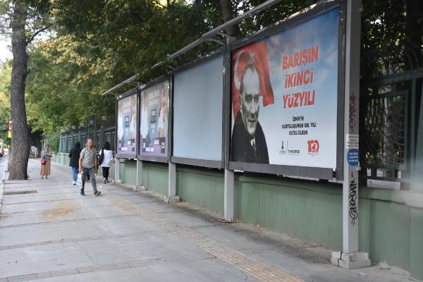 İzmir'de 9 Eylül afişleri tartışma yarattı