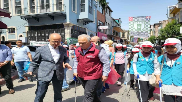 Fatih’te çevre dostu çocuklar sokaklardaki atıkları topladı