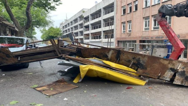 Fatih’te yıkılan binadan demir parça düştü: bir kişi yaralandı