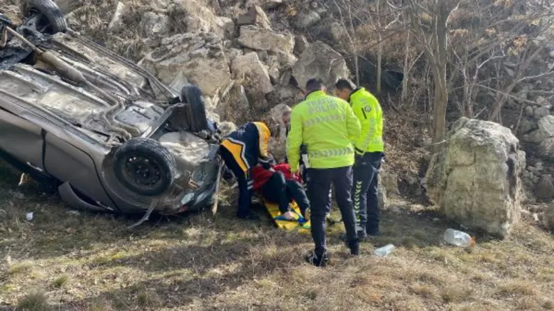 Şarampole yuvarlanan otomobildeki 2 kişi yaralandı