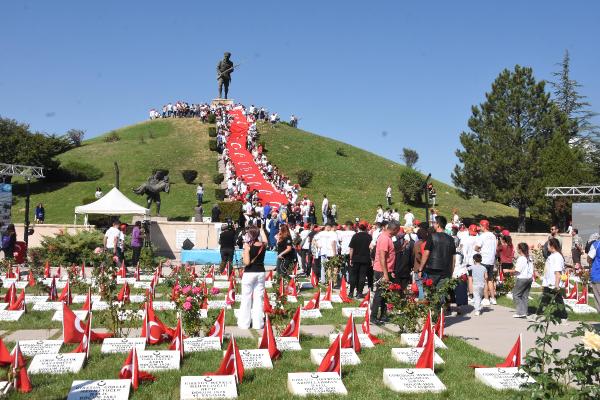 Zaferin 100'üncü yılında Dumlupınar Şehitliği'ne ziyaretçi akını