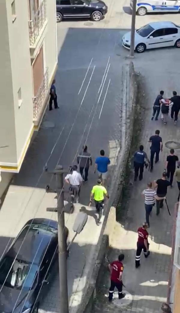 Komşularının boğazını kesen saldırgan, saklandığı evde baltayla polise direndi