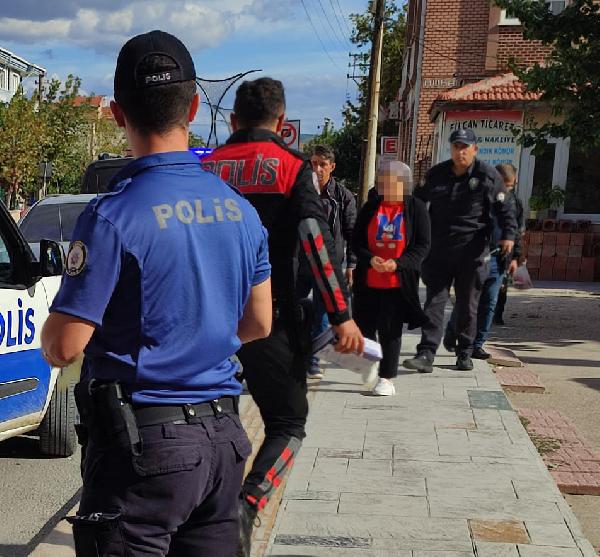 Eski erkek arkadaşını sokakta çakıyla yaralayıp, kendini ihbar etti