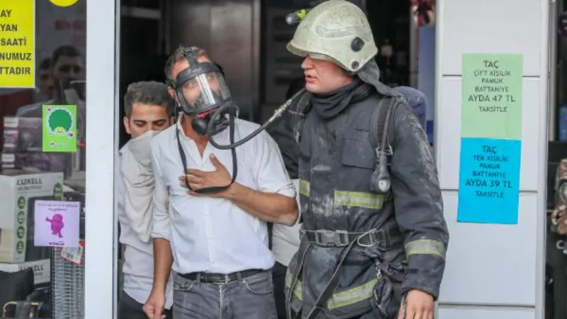 Antalya'da AVM'de yangın; itfaiye eri, solunum cihazı maskesini çalışana verdi