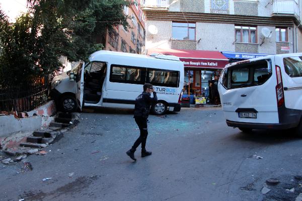 Beyoğlu'nda servis minibüsünün çarptığı yaya ağır yaralandı