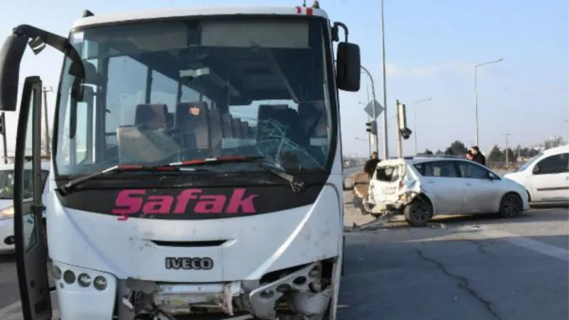 Sivas'ta işçi servisi ile otomobil çarpıştı: 4 yaralı