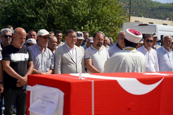 Kara yoluna düşen yelken kanatta ölen emekli astsubay, toprağa verildi