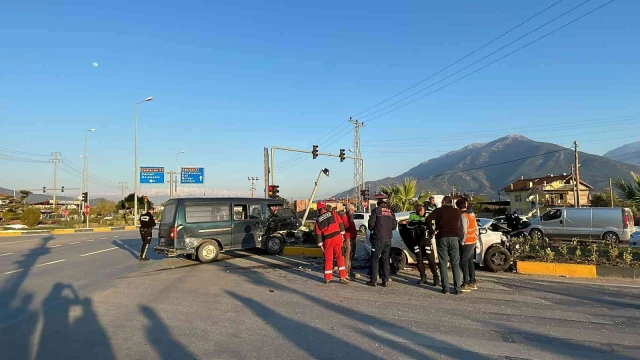 Fethiye’de kamyonet ile otomobil çarpıştı: 5 yaralı