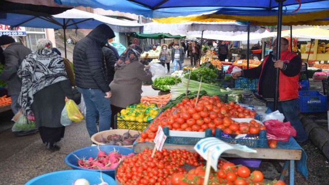 Fiyatlardaki düşüş sonrası semt pazarları hareketlendi