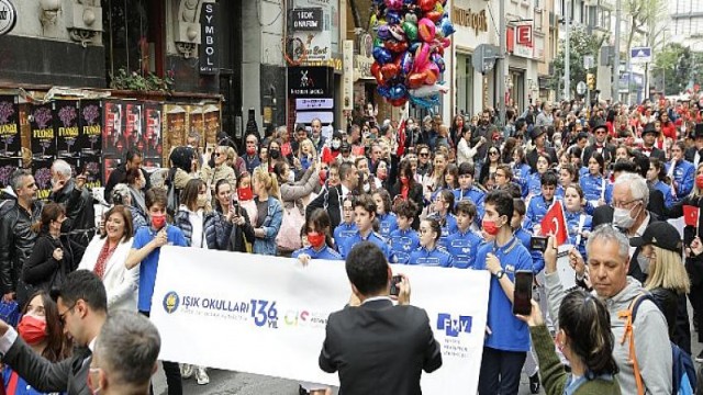 FMV Işık Okulları, 23 Nisan coşkusunu Nişantaşı caddelerine taşıdı