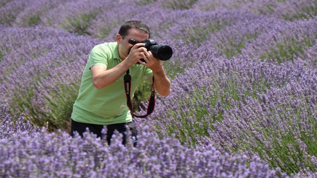 Fotoğraf sanatçısı Ayan,  fotoğraf hikayelerini kitaplaştırdı