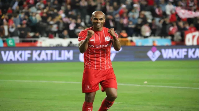 FT Antalyaspor’da defansın sigortası Naldo