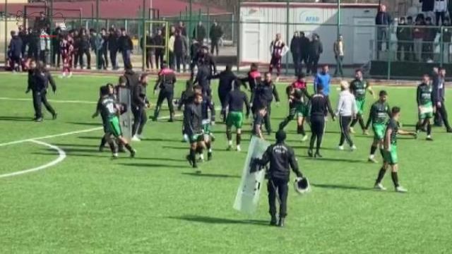 Futbolcular birbirini öldüresiye dövdü!