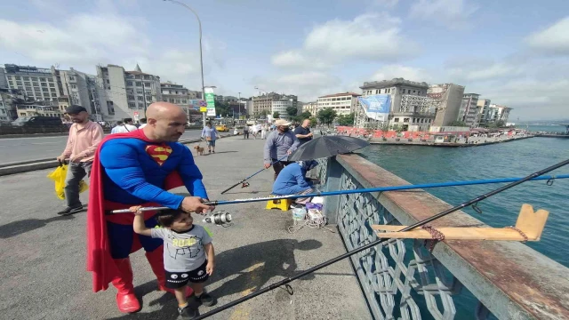 Galata Köprüsü’nde ilginç anlar: Süpermen’i balık tutarken görenler hayrete düştü