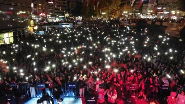 Gaziosmanpaşa’da 19 Mayıs fener alayı ve konserle kutlandı